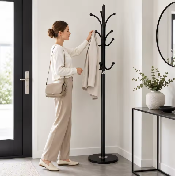 Porte-manteau sur pied en métal noir au design moderne